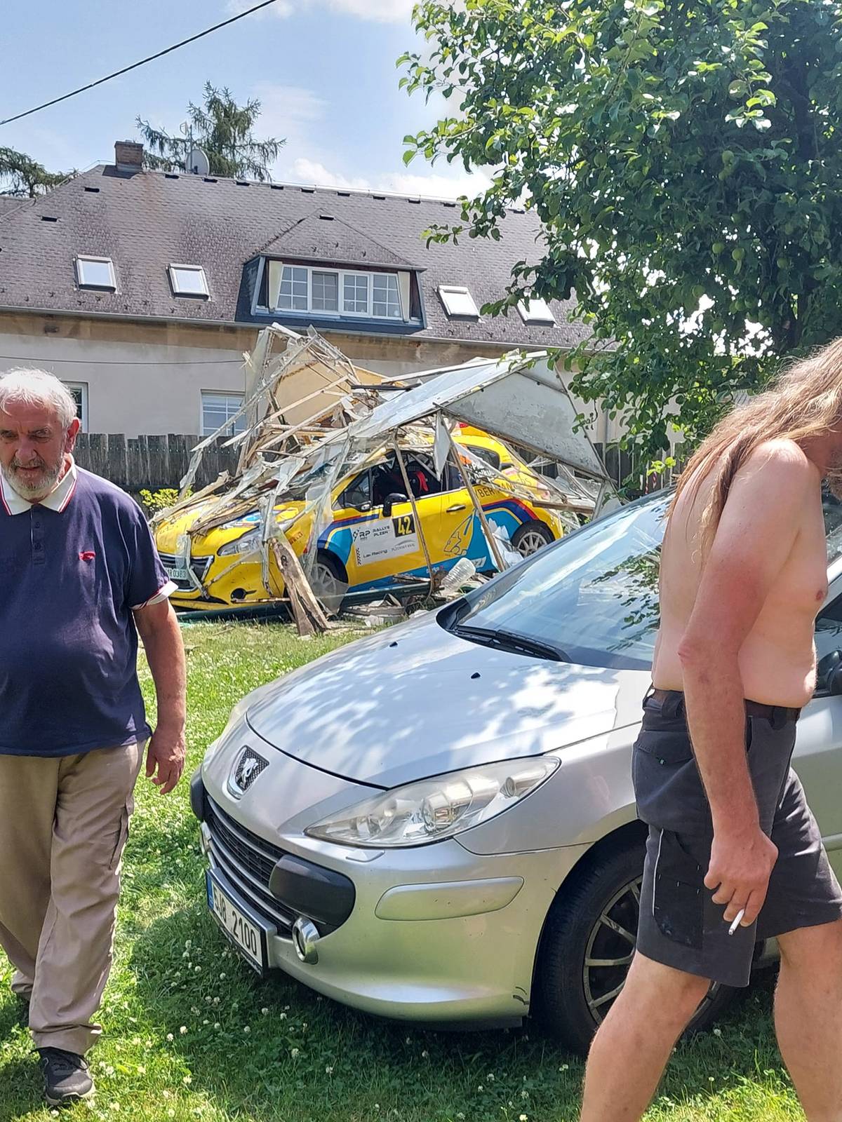 Závodníci plzeňské rallye prorazili v obci Třebobuz plot u chaty, s vozem skončili ve skleníku.