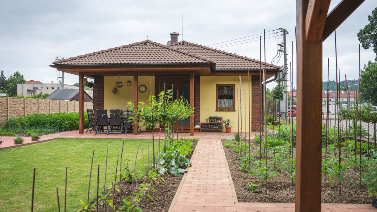 V padesáti si postavili menší dům bez radiátorů a se zahrádkou. Jsme tu celý rok jako na chatě, lebedí si majitelé