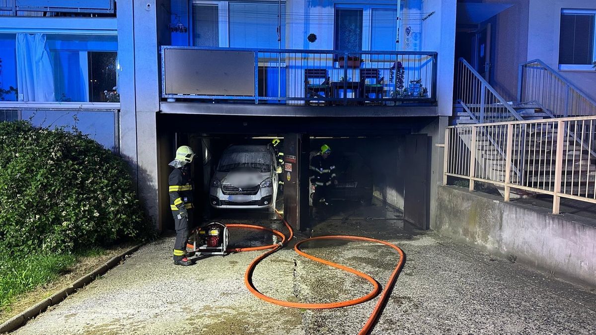 Noční požár v podzemních garážích v Teplicích zničil čtyři auta a motorku