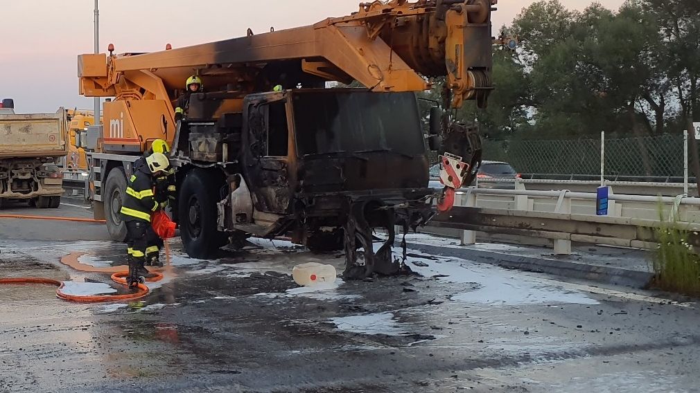 V opravovaném úseku D1 u Brna shořel autojeřáb, hasiči museli zastavit provoz v obou směrech