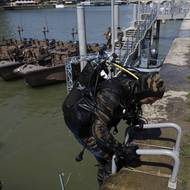 Vojenský potápěč se účastní ukázky námořnictva na řece Seině.