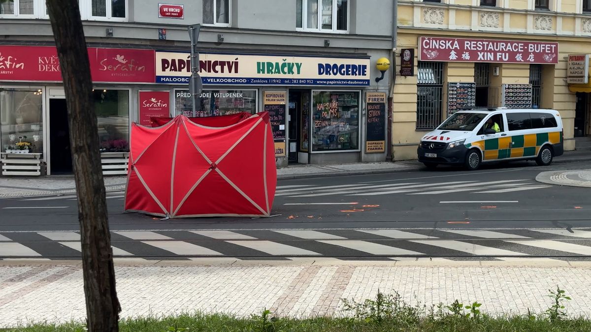 Žena v Libni nepřežila střet s nákladním automobilem, řidič od nehody ujel