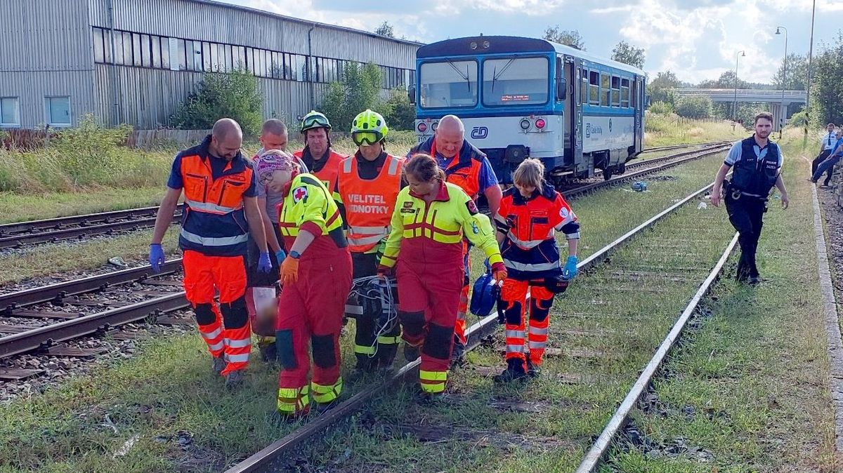 Čtrnáctiletá dívka si stoupla na Karlovarsku před vlak, utrpěla velmi vážná zranění