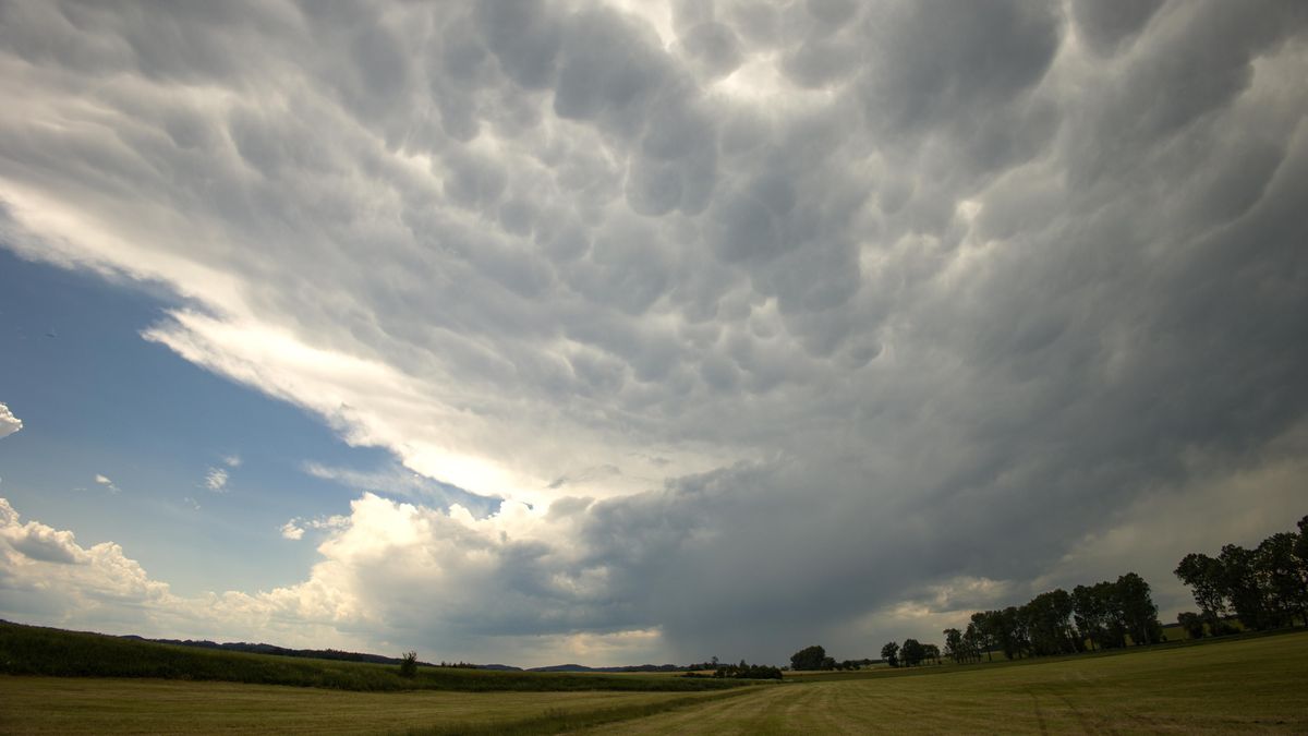 Meteorologové varovali před lokálními silnými bouřkami