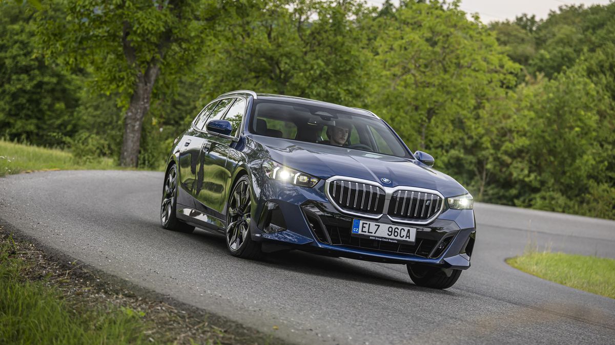 Obstojí elektřina i ve velkém kombi? Test BMW i5 Touring