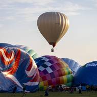 Skupiny balonů se v okolí vodní nádrže Rozkoš budou vznášet po celý víkend.