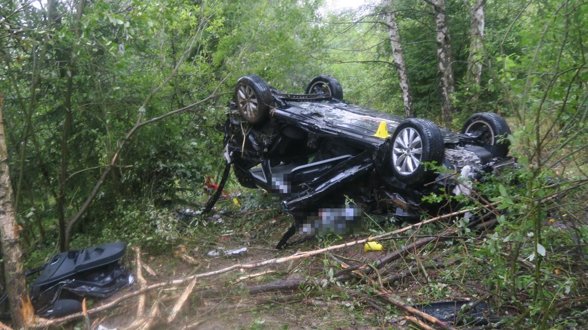 Auto vylétlo z D6. Spolujezdec zemřel, řidič bojuje o život