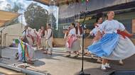 Folklorní soubory bavily ve Velké Bystřici, amfiteátrem zámeckého parku létaly mexické vlny