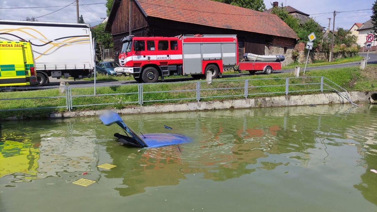 Auto vletělo do nádrže, z potopeného vozu zachránila posádku trojice pokrývačů