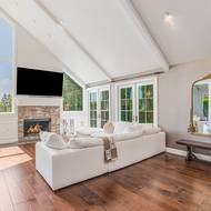 Hlavní ložnice má vlastní krb a posezení u něj.