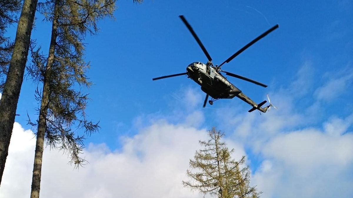 Mobilní sítě se daří stabilizovat, povodním navzdory. S obnovou pomáhal i vrtulník