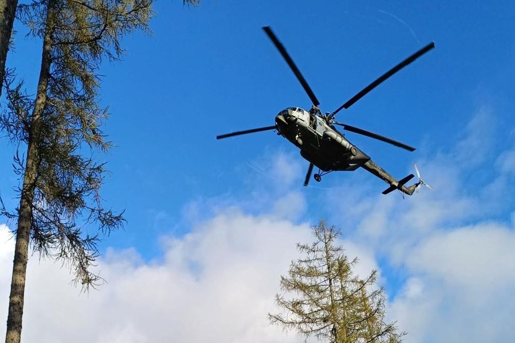 Mobilní sítě se daří stabilizovat, povodním navzdory. S obnovou pomáhal i vrtulník