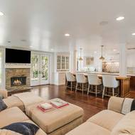 Obývací pokoj je propojený s kuchyní a jídelnou (na snímku je kus jídelního stolu zcela vpravo).