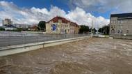 Lidé na předměstí Opavy odmítli evakuaci, teď volají o pomoc ze stromů a ze střech