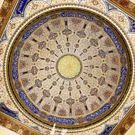 Strop je barevně vyvedený do těch nejmenších detailů.