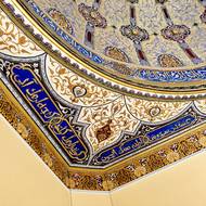 Tyto nápisy jsou podle průvodkyně čistě estetické, ale nemají význam.