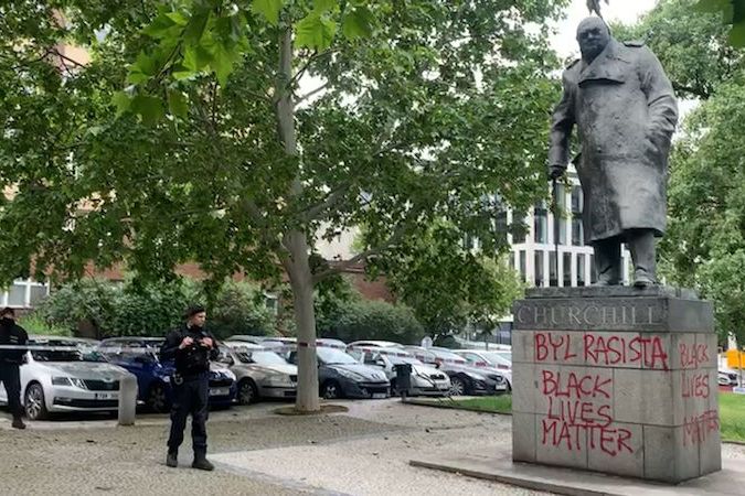 Churchill byl rasista, někdo posprejoval sochu