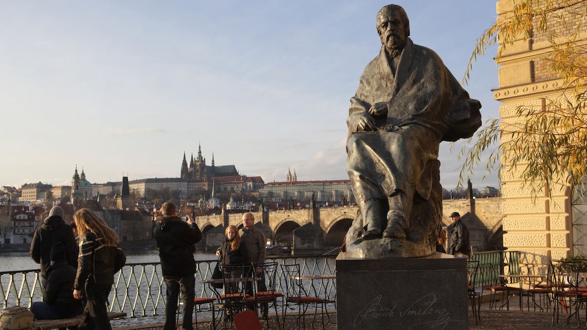Socha hudebního skladatele Bedřicha Smetany na Novotného lávce v Praze na Starém Městě