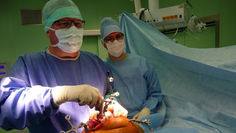 Přednosta Ortopedické kliniky FNUSA MUDr. Tomáš Tomáš, Ph.D. při operaci.
