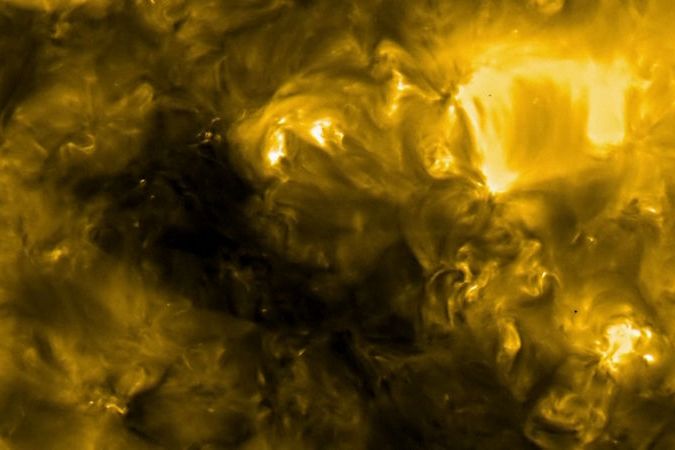 BEZ KOMENTÁŘE: První snímky Slunce od sondy Solar Orbiter