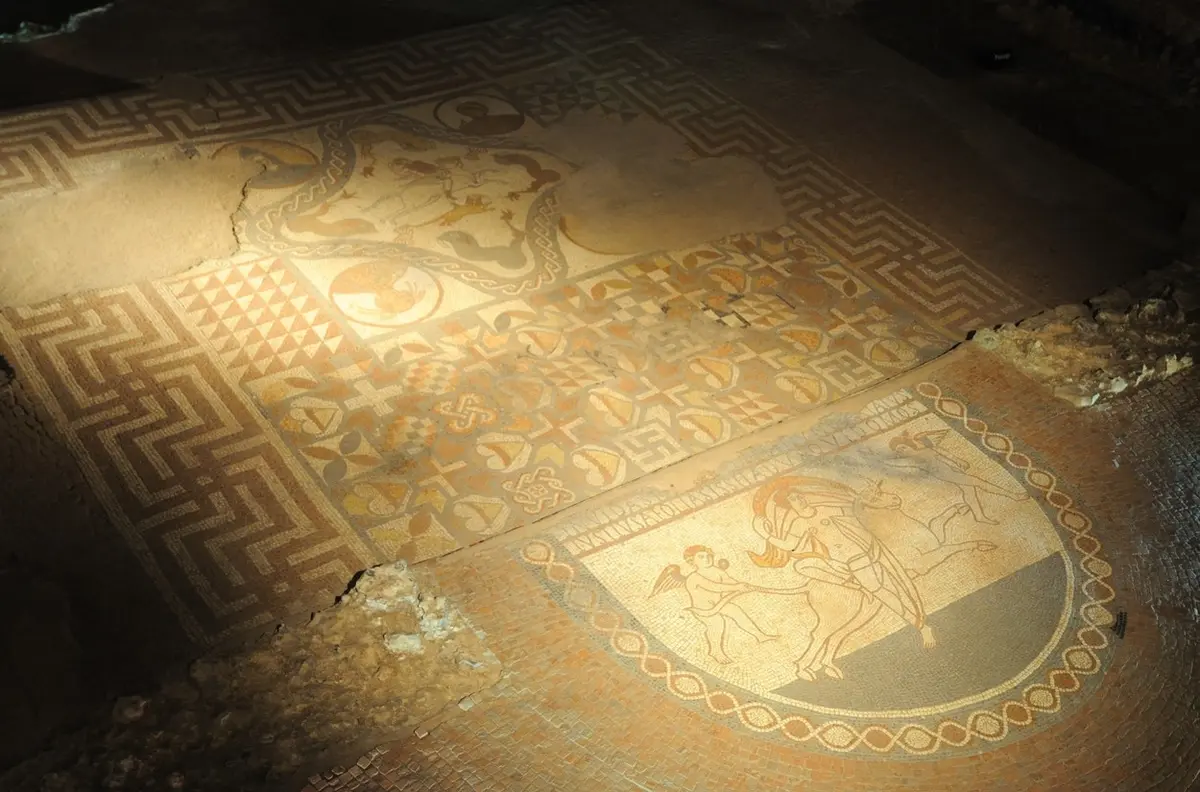 Mozaika z římského domu v anglickém Kentu pocházející z přelomu 1. a 2. století. Hákový kříž byl už tehdy v evropské kultuře používán.