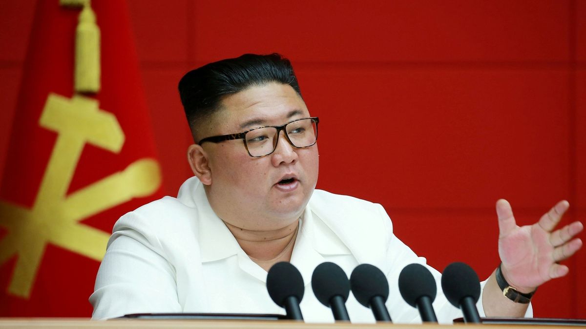 Kim Čong-un na plenárním zasedání Ústředního výboru Korejské strany práce 