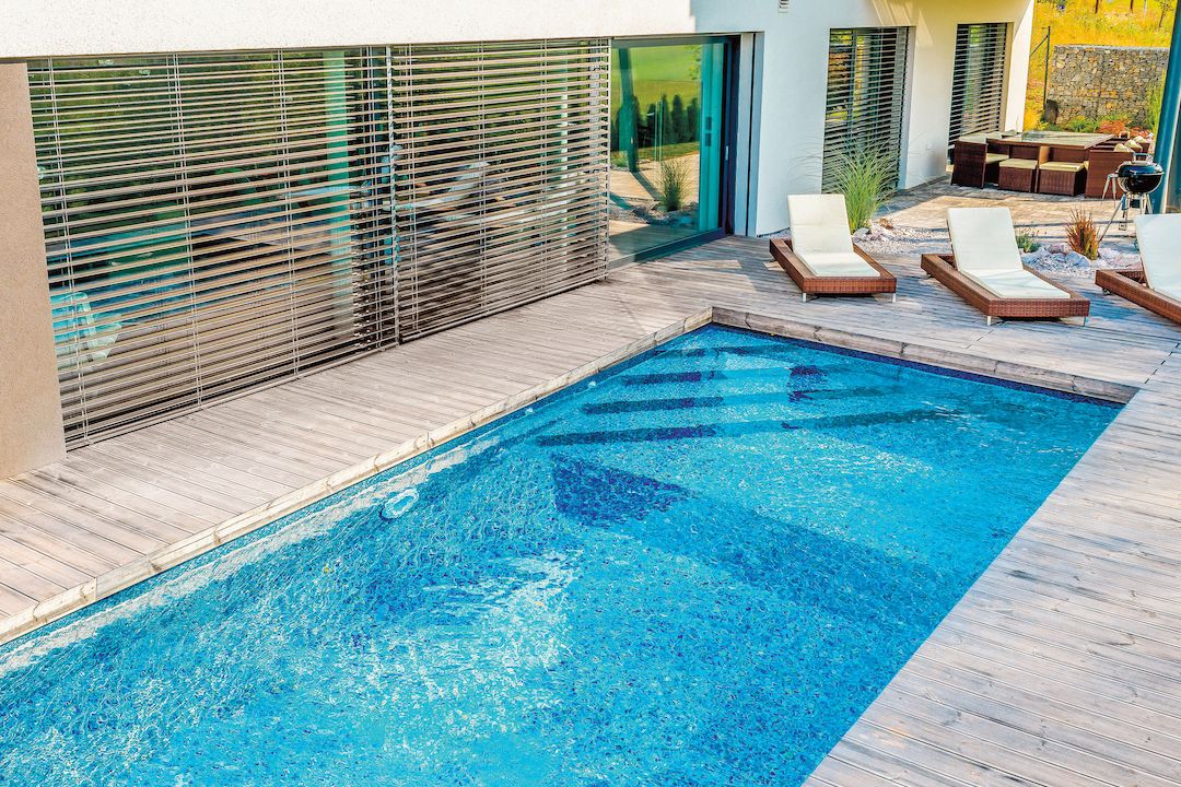 Pokud máte venkovní terasu, může být zajímavé bazén s terasou elegantně propojit. Vznikne tak ucelená a velmi atraktivní odpočinková zóna. V tomto případě si majitelé nechali okolí stavebnicového bazénu Mercury Porto obložit dřevem.
