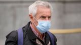 Lidé starší 60 let dostanou respirátor a pět roušek, rozhodla vláda