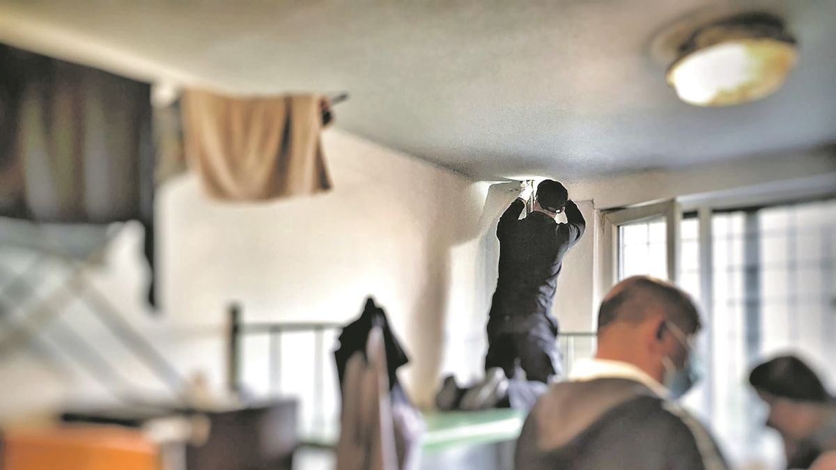 Drogy do věznic často putují v časopisech i v tubě od holení