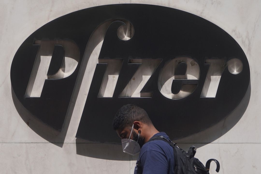 Muž v roušce míjí sídlo firmy Pfizer v New Yorku 