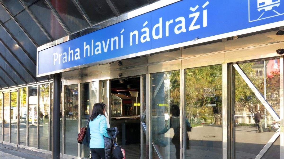 Roušky v Praze budou povinné i na nádražích a ve vestibulech