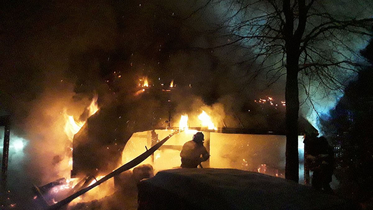 Plameny pohltily rekreační roubenku na Českolipsku, hasiči nasadili Cobru