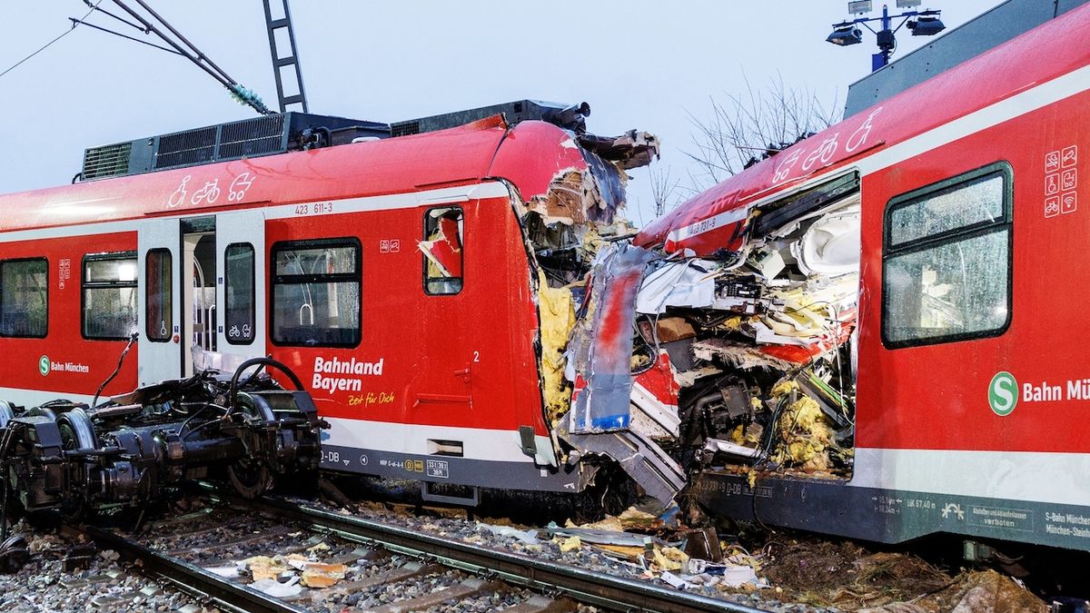 Tragická srážka příměstských vlaků u Mnichova: soupravy náraz vymrštil mimo koleje