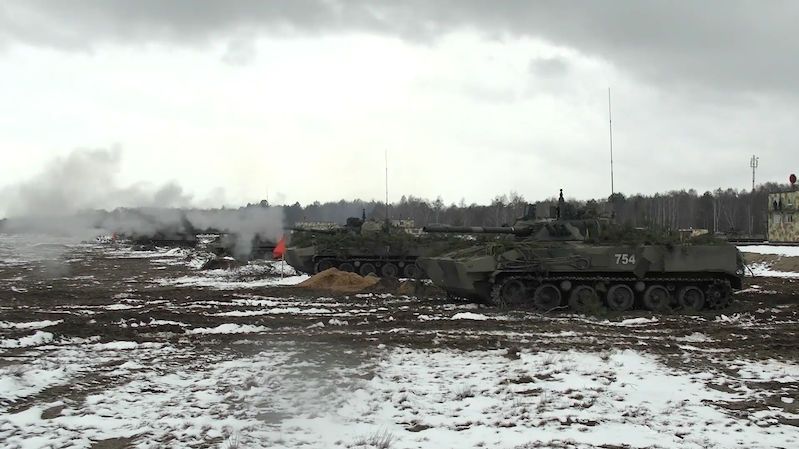 V Bělorusku jsou desítky tisíc ruských vojáků. Začal nácvik obrany před útokem zvenčí