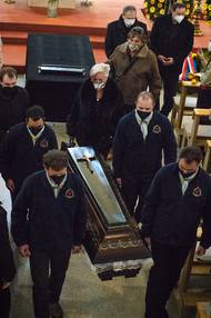 Skauti odnášejí Hroznýšovu rakev po konci obřadu.