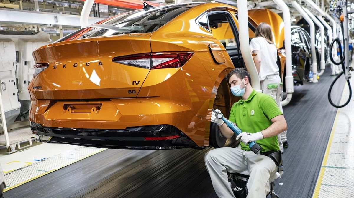 Škoda Auto má ohroženou polovinu modelů, chybí díly z Ukrajiny