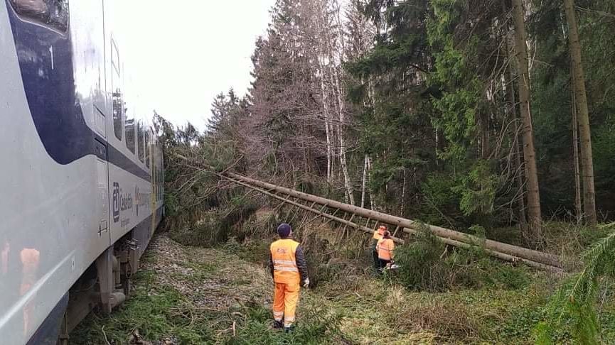 Vlak na Chrudimsku najel na strom a vykolejil. Pak na něj spadl další