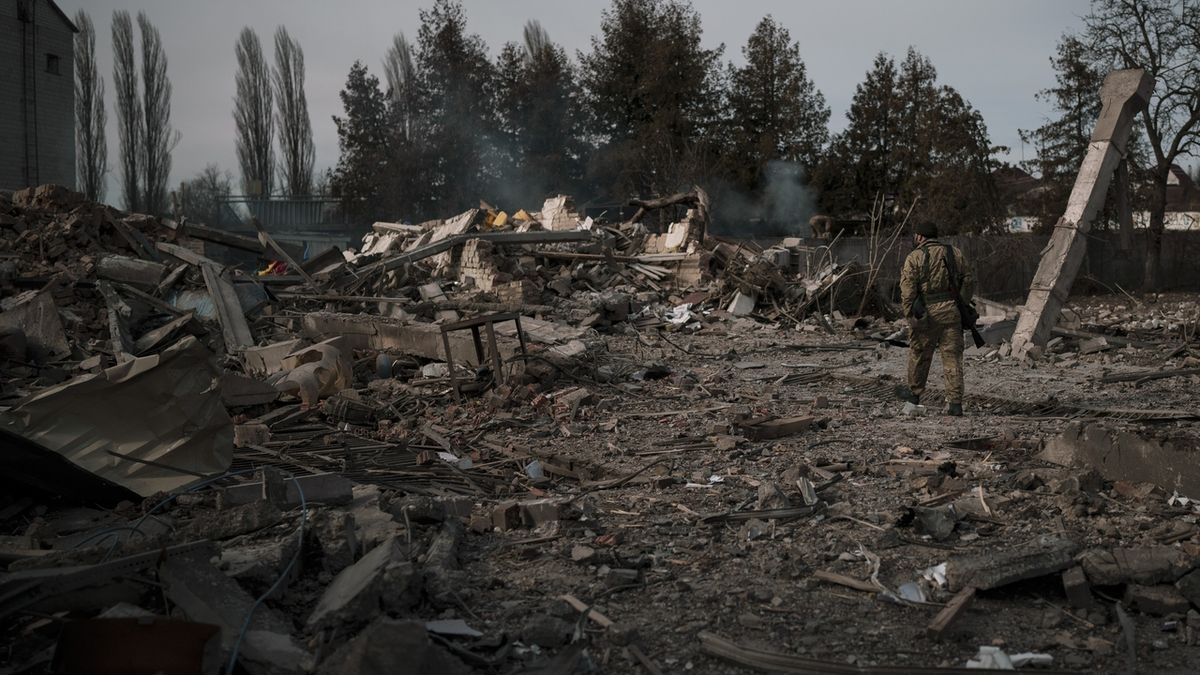 Rusové utahují smyčku kolem Kyjeva. Posílají na Ukrajinu další jednotky, uvedl Zelenskyj