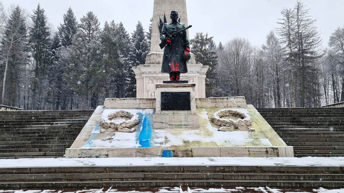Na Slovensku poškodili další památník Rudé armády