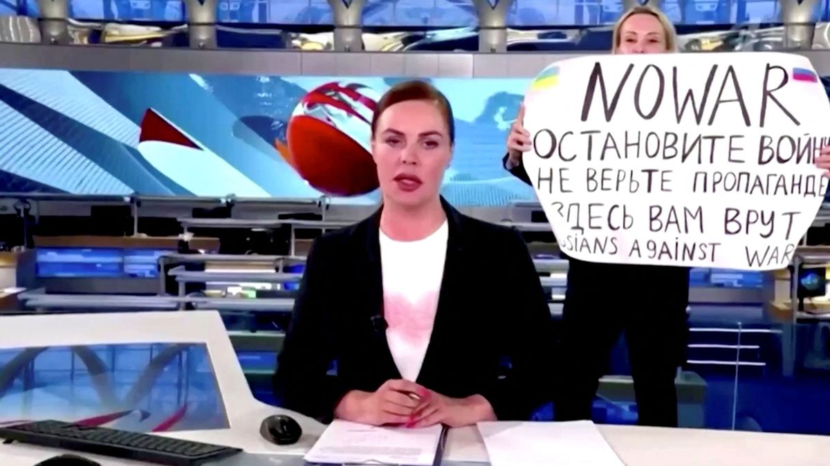 Ruskou redaktorku, která v televizi protestovala proti válce, žaluje exmanžel