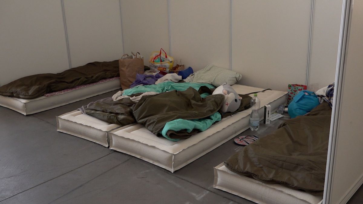 Možnosti ubytování docházejí: Stovky uprchlíků provizorně nocují na brněnském výstavišti
