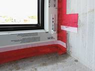 Správné zalepení rohu okna ochrannými fóliemi.