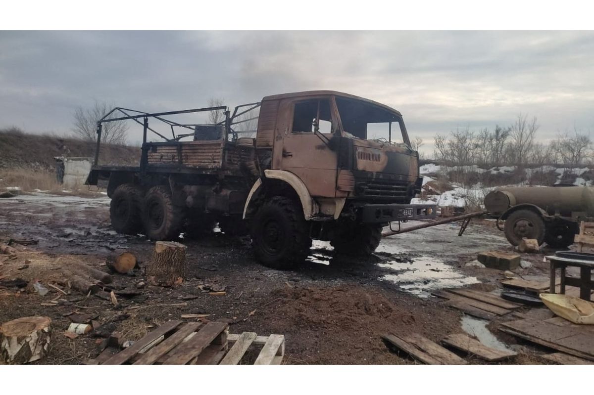 Vyhořelý vojenský nákladní automobil ukrajinské armády u vesnice Novotoškivka 
