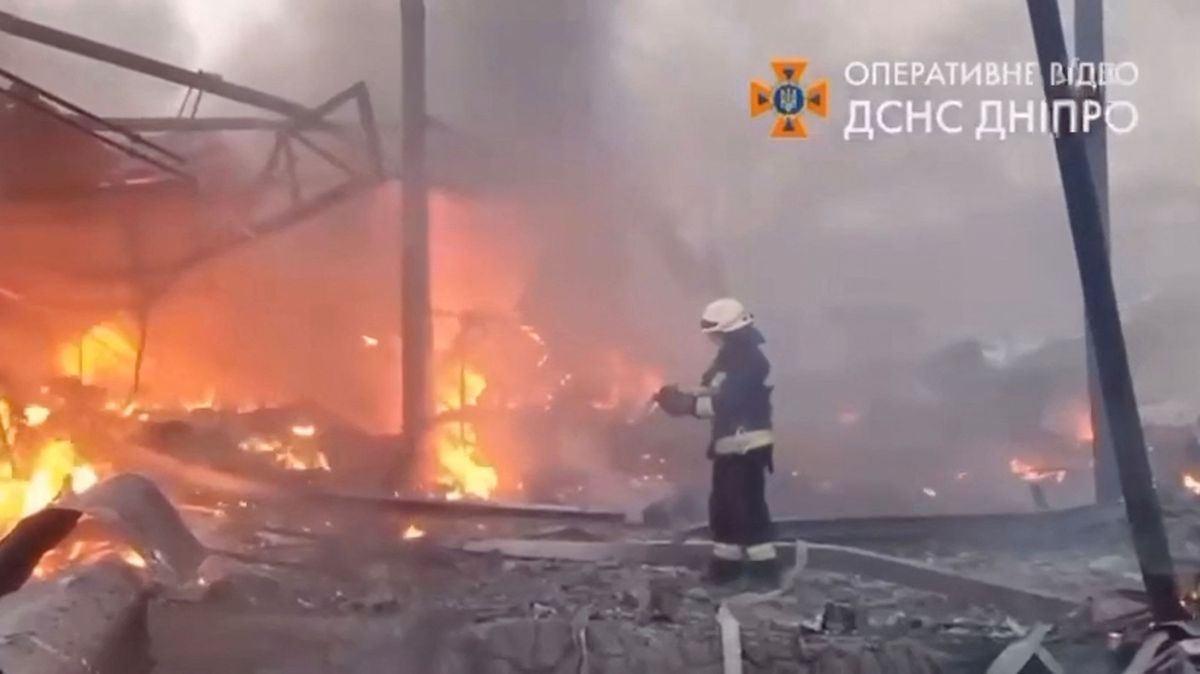Rusko zasáhlo raketami továrnu v Dnipru. Výbuchy hlásí také Cherson a Poltava