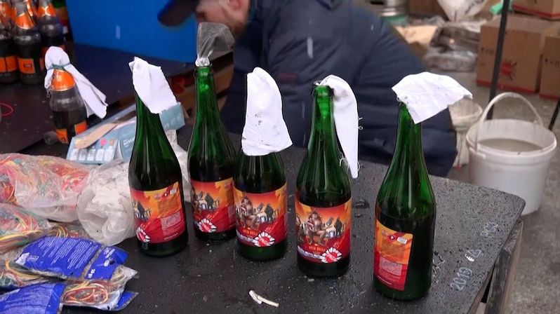 Ukrajinský pivovar začal vyrábět Molotovovy koktejly. Na etiketě je nahý Putin