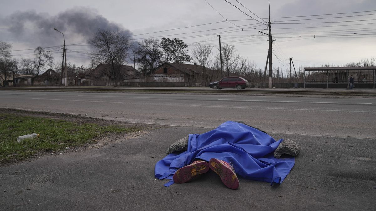 Zakryté tělo ležící na ulici Mariupolu