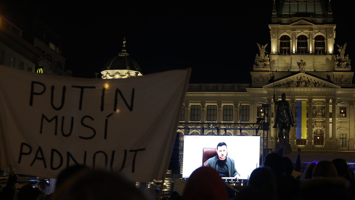 FOTO: Tisíce lidí na Václavském náměstí podpořily Ukrajinu, přes telemost promluvil Zelenskyj