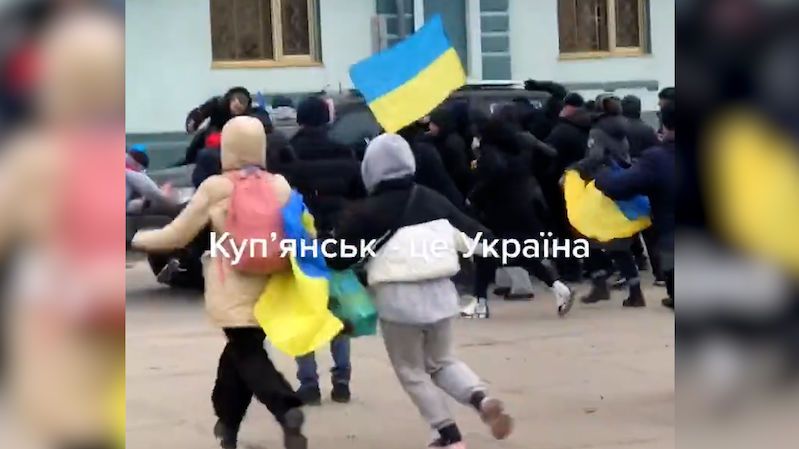 Lidé v okupovaném Kupjansku se nevzdávají, dav civilistů se vrhl na ruské auto