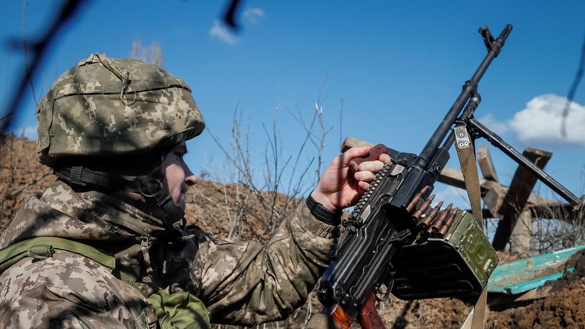 Ukrajinský voják v zákopu na frontě