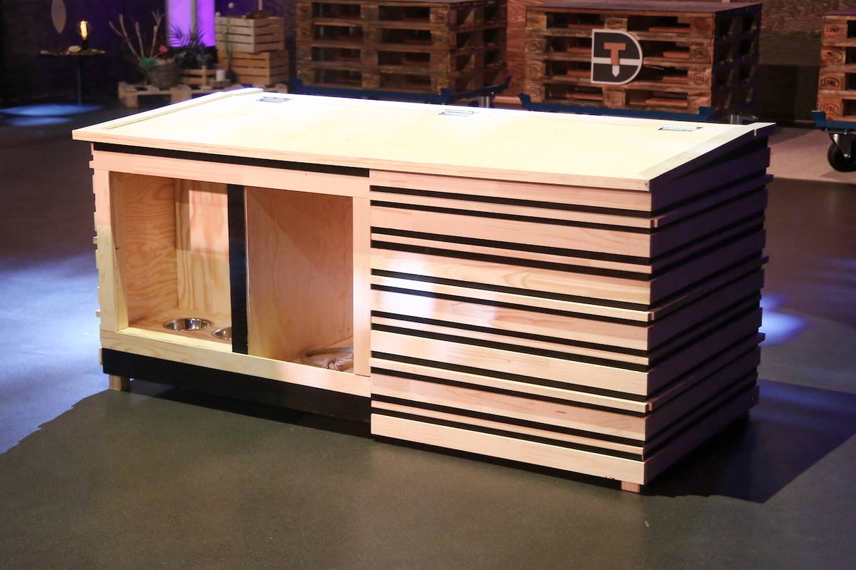 Modrý tým zvolil u své boudy moderní střízlivost.